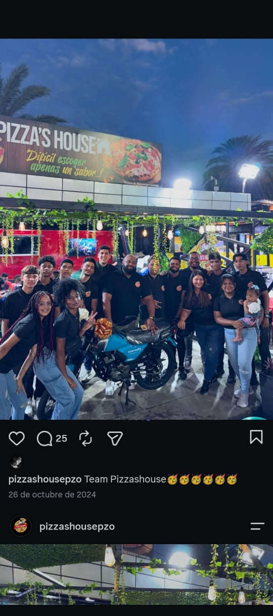 Equipo completo de Pizzas House frente al local